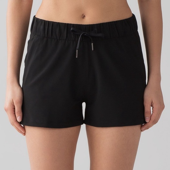 lululemon athletica Pants - Lululemon On the Fly Mid-Rise Short 2.5”